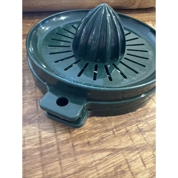 Vintage SET 2 PYREX ACCESSORIES MEASURE-MATES 32 oz Measuring Cup GRATER & JUICE - Picture 8 of 9